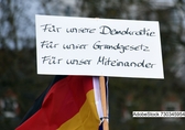 Plakat mit Spruch "Für unsere Demokratie, für unser Grundgesetz, für unser Miteinander"