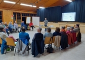 Teilnehmer des Workshops sitzen im Stuhlkreis