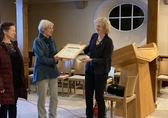 Kathrin Saudhof vom ZGV übergibt das Grüne Hahn-Zertifikat an Susanne Arnold und Gabriele Reumschüssel vom Umweltteam der Ev. Kirchengemeinde Alzey. Foto: Dr. Anja Reinhardt