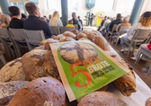 Frische Brotlaibe liegen auf einem Tisch in der Kirche