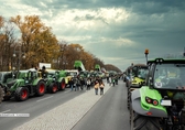 Traktorenschlange auf der Autobahn