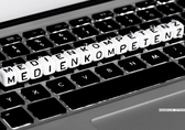 Tastatur mit Schriftzug Medienkompetenz