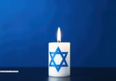 blauer Hintergrund, weiße Kerze mit Davidstern