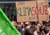 Plakat auf einer Demo. Text: Klimaschutz jetzt