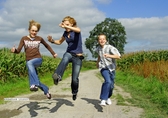 springende Kinder auf Feldweg