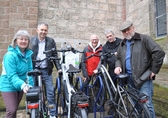Vier Personen stehen mit ihren Fahrrädern um die neue Ladestation