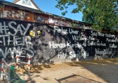 Wand mit den Namen der Ermordeten von Hanau
