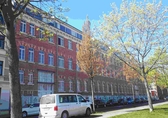 Fassade eines für Wohnungen umgenutzes ehemaliges Bürogebäude in Leipzig
